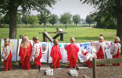 Kinderen leren een geit na te schilderen